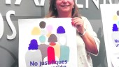 CAMPAÑA. Ana Expósito muestra el cartel de la campaña preventiva.