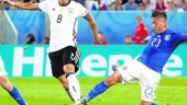 intensidad. Ózil,autor del gol de Alemania, trata de zafarse de la entrada de Emanuele Giaccherini. 