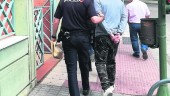 ESPOSADO. Los policías trasladan al detenido al Juzgado.