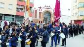 dESFILE. El cortejo cofrade de banderas, a su paso por la Plaza de Toros.