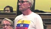 POLÍTICOS. Diego Cañamero, con la camiseta de apoyo a Maduro, y Francisco José Alcaraz, en el Senado. 