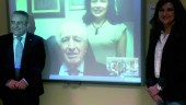 TESIS. Jorge Guillermo Albán, en la pantalla, entre los profesores de la UJA Antonio Bueno y Yolanda Caballero.