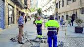 ATENTO. El concejal Juan José Jódar conversa con dos obreros. 