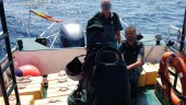 DROGA. La Guardia Civil con los fardos de hachís interceptados en alta mar.
