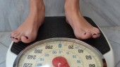 POR DEBAJO DE LA MEDIA. El control obsesivo del peso es uno de los síntomas de los trastornos de la alimentación. 