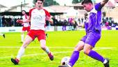 JUGADA. Álvaro Alcázar presiona a Juanca en el partido ante el Real Jaén.