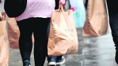 COMPRAS. Mujeres llevan bolsas de la compra de un comercio.