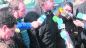 RESPALDO. Joan Tardà atiende a los periodistas tras la visita.