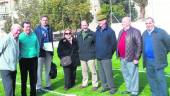 obras. El alcalde, Juan Fernández, con vecinos, durante su visita a la pista reformada.