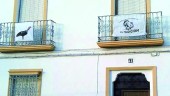 PROTESTA. Los balcones de Cazalilla engalanados con la imagen de la pava. 