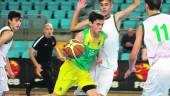 impecable. Pablo Sánchez trata de marcharse de un jugador del Unicaja.