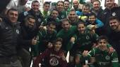 CELEBRACIÓN. La plantilla del Atlético Mancha Real en una foto de familia en los vestuarios de La Juventud tras la victoria ante el Villacarrillo.