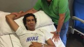 Curro Díaz, junto con su apoderado Jotxin Iriarte, en el hospital. 