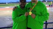 PODIO. Javier Cienfuegos, Alberto González y Pedro José Martín exhiben sus medallas. Sobre estas líneas, Joaquín Moyano, técnico del jiennese, posa con su pupilo.