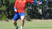 ENTRENAMIENTO. Nacho Díaz golpea el balón en una sesión con España.