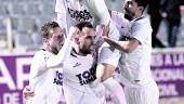 éxtasis. Los jugadores del Real Jaén felicitan a Migue Montes después de anotar el segundo gol.