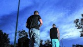 A OSCURAS. Dos jóvenes pasean por uno de los tramos de la Vía Verde, en el barrio de Las Fuentezuelas, donde no hay luz en las farolas. 