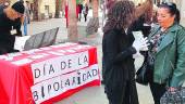  ACTIVIDAD. Voluntarios de la Abija reparten información a los ciudadanos en el Día de la Bipolaridad.