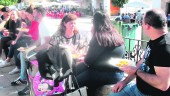 EN LA PLAZA. Un grupo de personas disfruta del almuerzo ofrecido en Campillo del Río por los dos ayuntamientos.