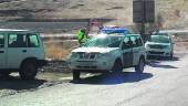 DISPOSITIVO. Vehículos de Guardia Civil y agentes y obreros. A la derecha, zona acotada por el cuerpo.