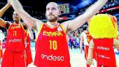 BALONCESTO. Quino Colom celebra la victoria de España.