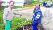 esfuerzo. Juan Torres reconstruye el aparcamiento de San Vicente de Paúl con un vecino.