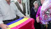 ENTREGA. La familia de Rafael Bellido recibe los restos del fallecido. 