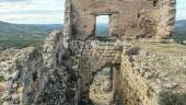 en mal estado. Una de las torres del castillo, que apenas se sostiene. 