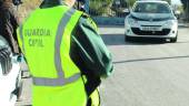 30 de octubre de 2013. Un guardia civil custodia la entrada del vertedero tras el accidente.