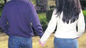UNIÓN. Una pareja pasea de la mano, en una imagen de archivo.