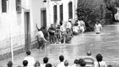 1996. Vecinos rescatan a una familia, mientras otros residentes contemplan la situación.