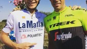ÍDOLO. Manuel Garrido Aguilar posa con Alberto Contador