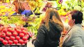 PRODUCTIVIDAD. Unas clientas solicitan la atención de la dependienta, en el mercado de San Francisco.