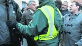 en 2015. Un guardia civil se interpone entre un animalista y un vecino. 