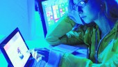OPORTUNIDAD. Una jiennense consulta un ordenador, en una imagen de archivo.