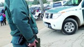 atento. Un guardia civil, con una metralleta, en la romería de Andújar, el pasado 30 de abril. 