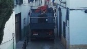 MAQUINARIA. Un camión, cargado con un transformador, circula por Magdalena Baja a contramarcha. 