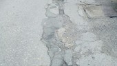 BACHES. Enormes hoyos se extienden por el asfalto y, cuando llueve, se llenan de agua. La cual no se seca hasta días después.