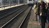 TREN. Pasajeros esperan la llegada del primer talgo procedente de Granada.