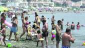 TORRE DEL MAR. Orilla del mar con viviendas en el fondo.