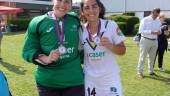 ÉXITO. María de los Ángeles Ruiz y Carmen Cano posan con el bronce.