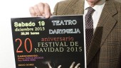 CARIDAD. Manuel Quesada muestra el cartel del festival.