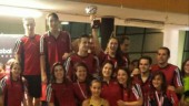 Los nadadores del Jaén 99 posan con el trofeo conseguido.