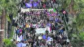 CONVENCIDOS. Los manifestantes a su paso por la calle Baeza, provenientes de la Avenida de Madrid y hacia la Plaza de las Batallas. 