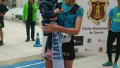 éxito. Noelia Camacho celebra la victoria en la meta de Cazorla.