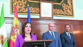 NUEVA. Catalina Madueño, en presencia del alcalde, Javier Márquez, y Alfonso Rodríguez Gómez de Celis. 