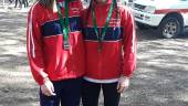 TRIUNFO. María del Carmen Izquierdo y Marta Martínez, con sus medallas.