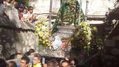 ESFUERZO. Sobre los hombros de sus anderos, la Virgen de Cuadros cruza el arco de su santuario.