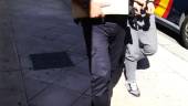 ACUSADO. Uno de los detenidos por la Policía es conducido por los agentes hasta el Juzgado de Instrucción.