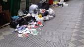 SUCIEDAD. El centro de la ciudad con calles llenas de basura y cartones alrededor de los contenedores.